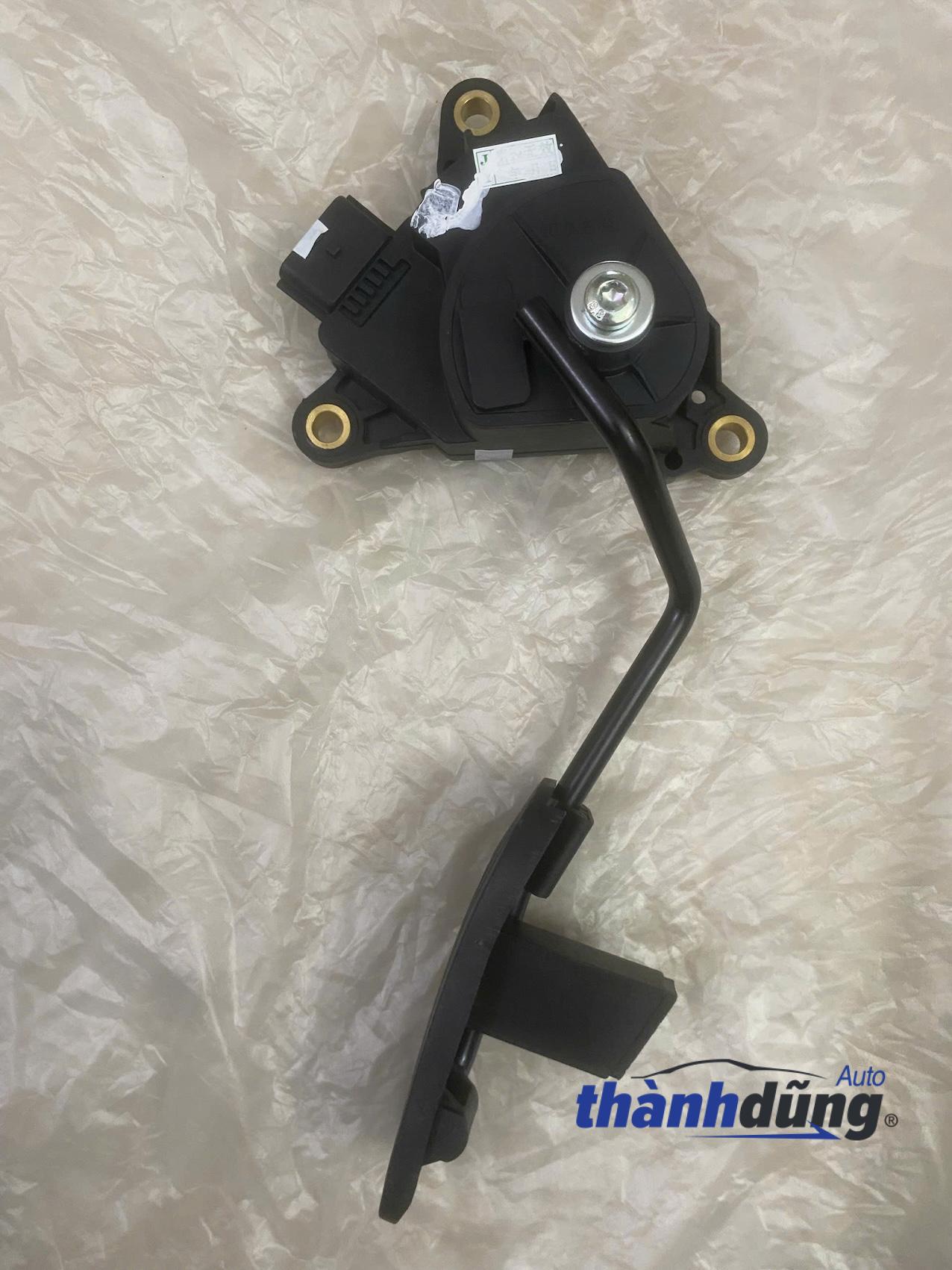 BÀN ĐẠP CHÂN GA NISSAN LIVINA 2014 | 180021JY0