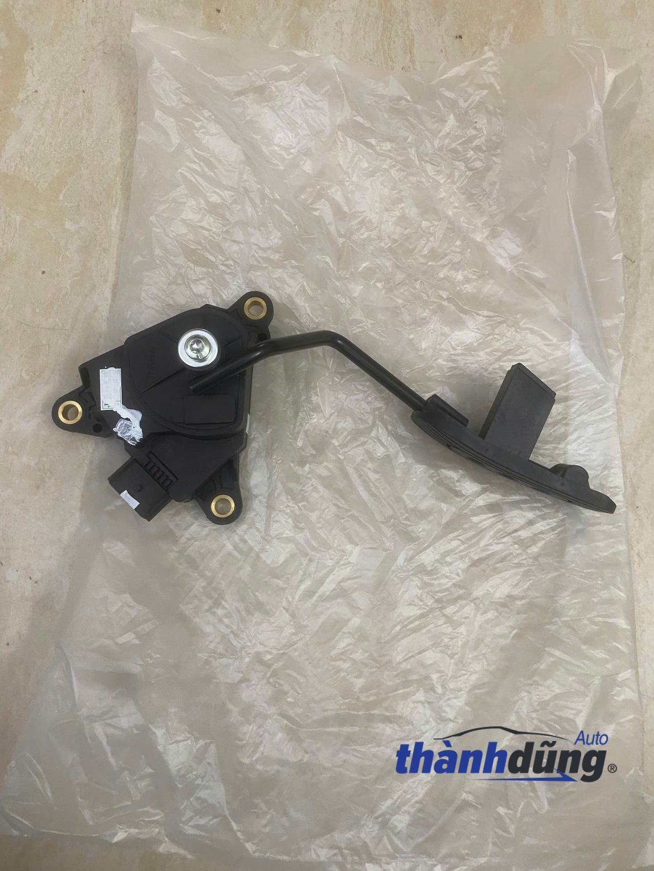 BÀN ĐẠP CHÂN GA NISSAN LIVINA 2014 | 180021JY0